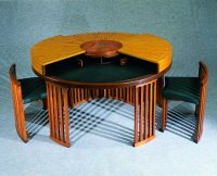 chameleon_desk_with_extras_2_x200.jpg (9149 bytes)